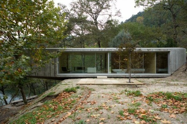 janela de casa florestal minimalista frente-concreto-fachada-terraço-madeira