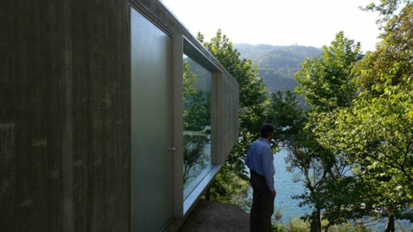 minimalista-casa-floresta-cinza-fachada-vista-lago