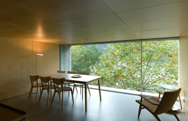 minimalista-floresta-casa-jantar-sala-janela-frente-madeira