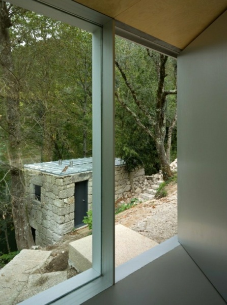 minimalista-casa-floresta-entrada-jardim-janela-porta de metal