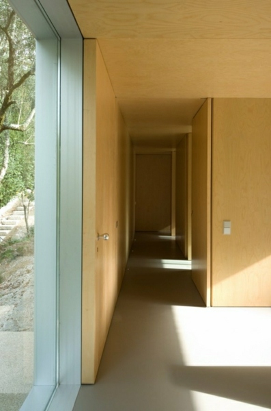 minimalista-waldhaus-corridor-wall-cladding-wood-warm-ambience