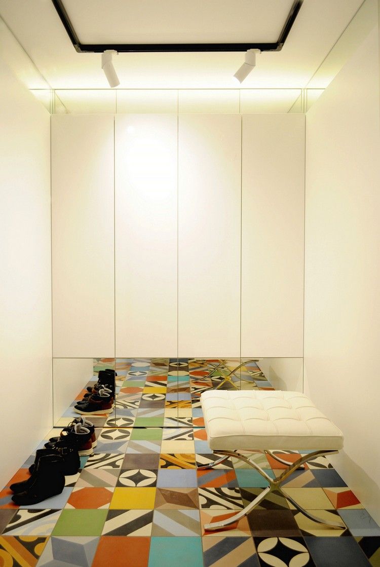 corredor-design-piso-patchwork-ladrilhos-armário embutido-espelho-frentes-iluminação-holofotes