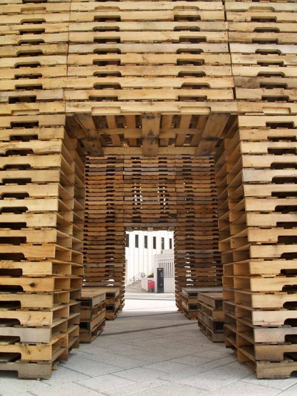 construído a partir de euro paletes reciclados arquitetura 810 entrada