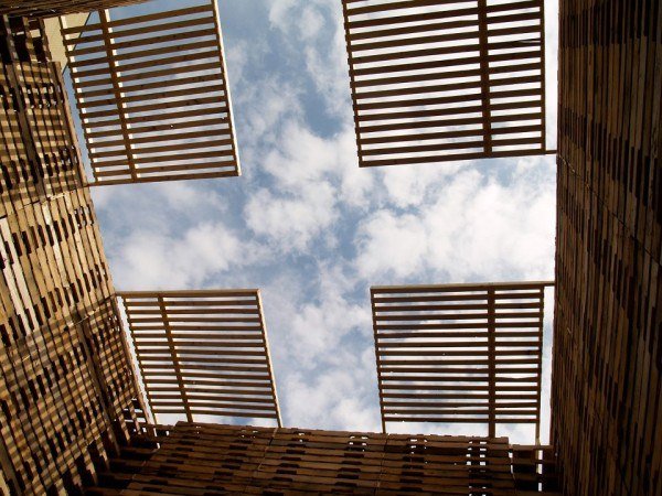 pavilhão de exposições construído com teto leve de 810 euro pallets