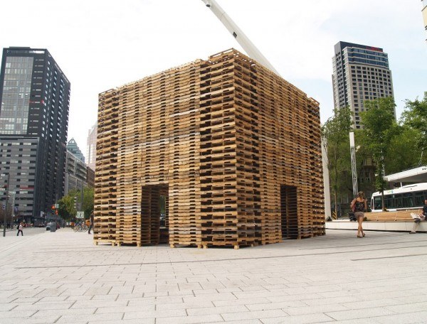 pavilhão construído com arquitetura reciclada de euro pallets