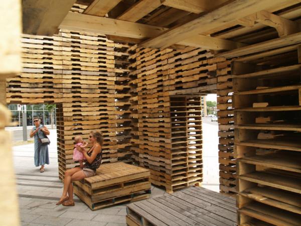 FORÊT II construído a partir de instalação artística de euro pallets reciclados