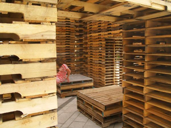 FORÊT II construiu euro paletes reciclados pensando bancos