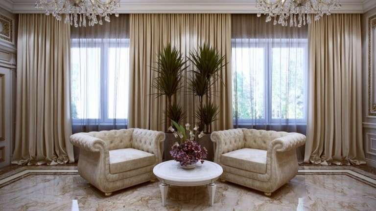 Móveis de luxo franceses decoração plantas cortinas creme poltronas estofamento
