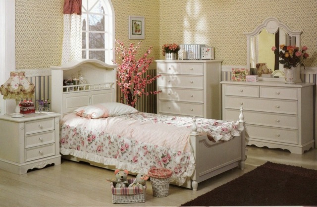 armário de cama com motivos florais românticos para menina do berçário