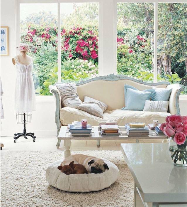 design de interiores sofá francês tapete azul claro branco