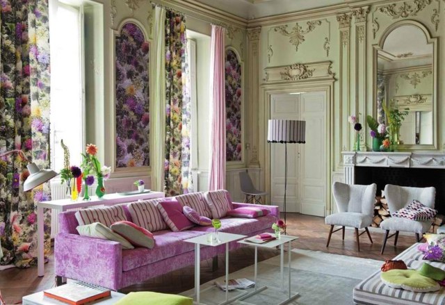 sala de estar púrpura paredes ornamentadas design francês