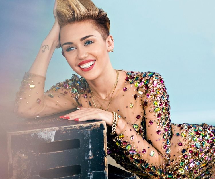 atrevido-curto-penteado-senhoras-estrelas-baixo-corte-topo-cabelo-Miley-cyras