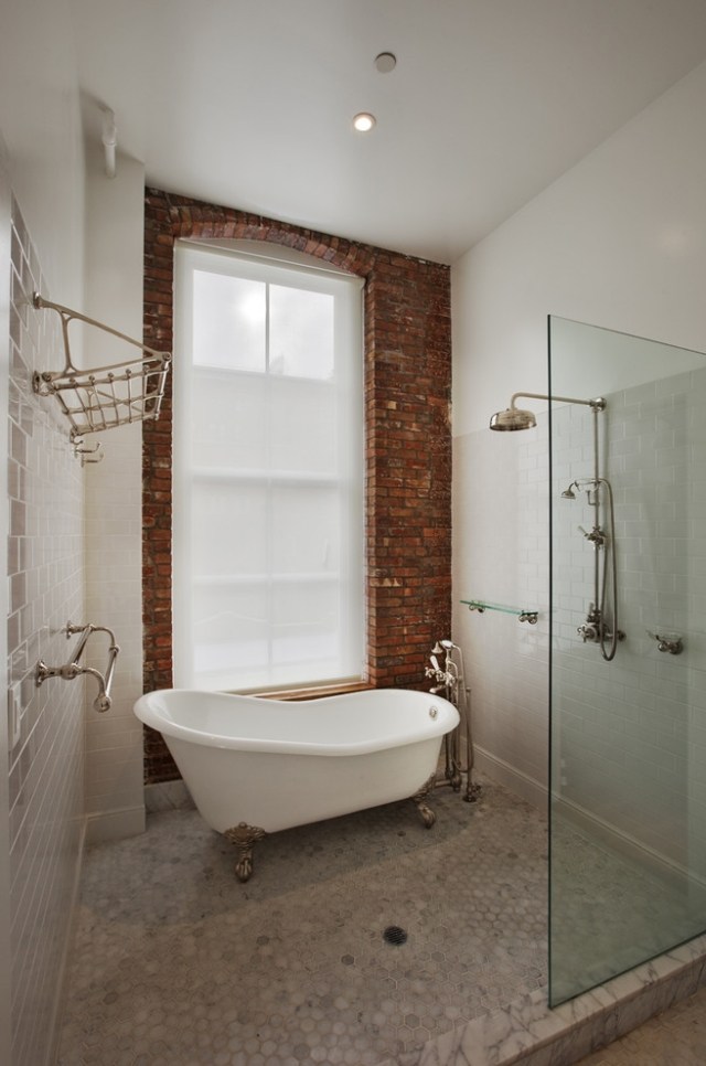 clássico-banheira-leão-garras-industrial-chique-banheiro-parede de tijolos