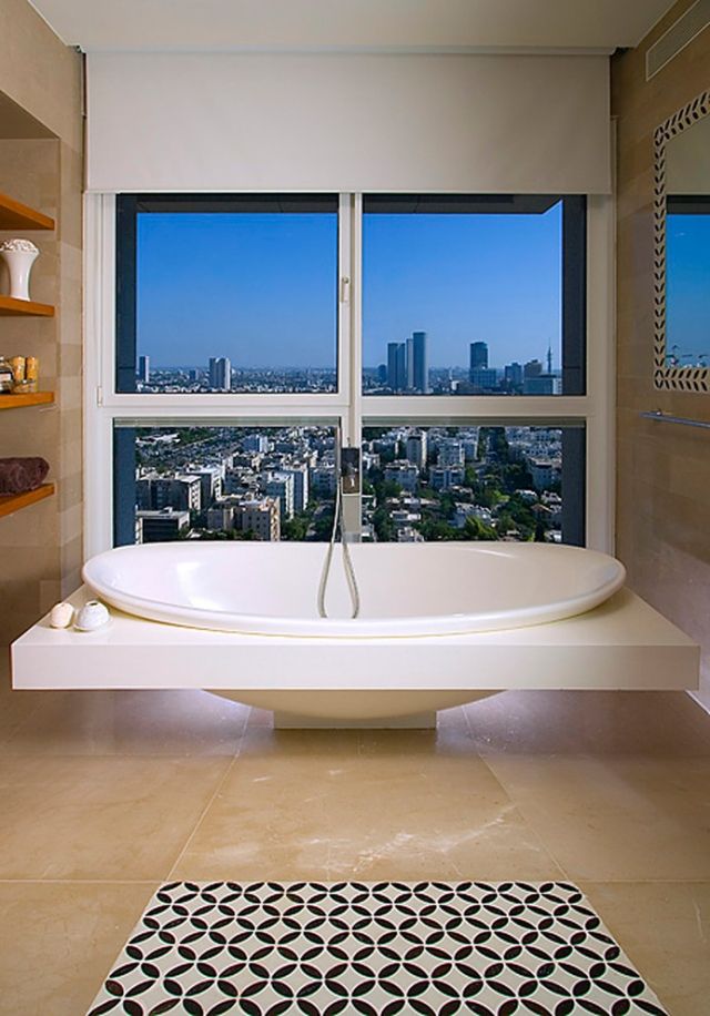futurista-banheira-para-mais-pessoas-colocadas-diretamente-na-janela