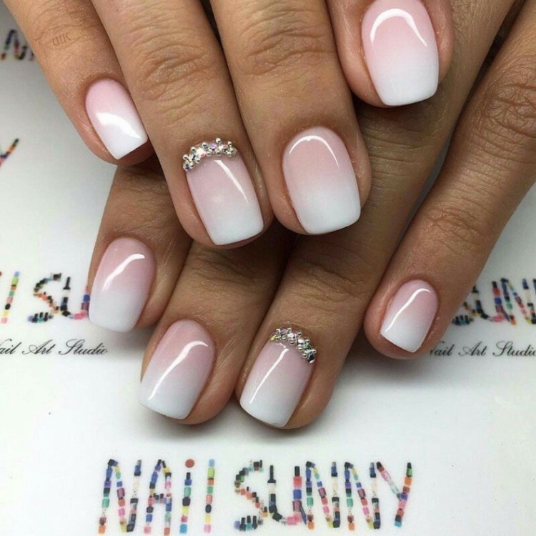 francês-unhas-ombre-pérolas-prata-branco-rosa-quadrado curto