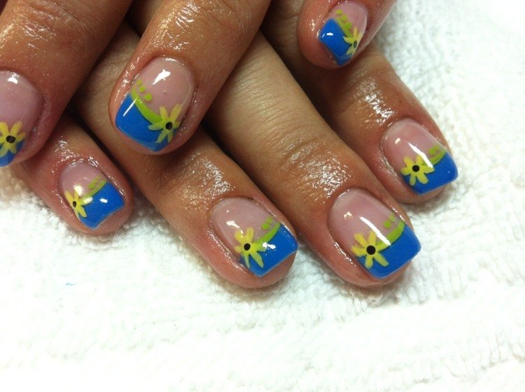 francês-unhas-renda-azul-real-motivos-flores-amarelo-quadrado curto