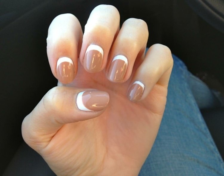 francês-unhas-nude-marrom-virado-sobre-cama-de-unha-branco-redondo-curto-penteado