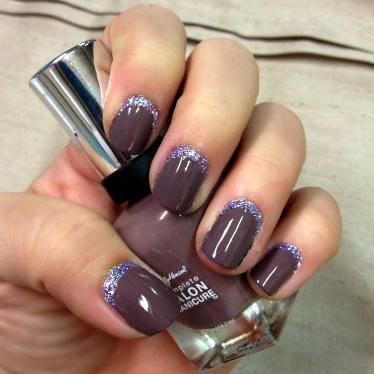 francês-unhas-de-cabeça-para-baixo-roxo-glitter-unha-esmalte-garrafa-marrom escuro