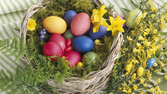 Arranjo colorido de decorações de primavera, pintando ovos de Páscoa
