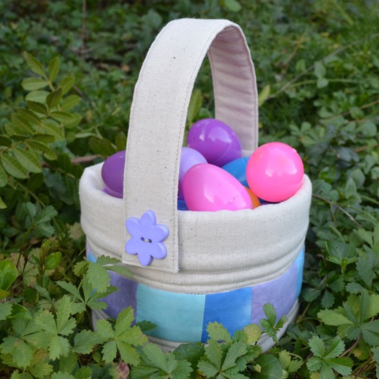 Cesta de Páscoa com ideias artesanais ovos de plástico Kinder Surprise