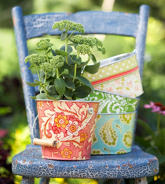 Lindos vasos de flores com decorações de primavera