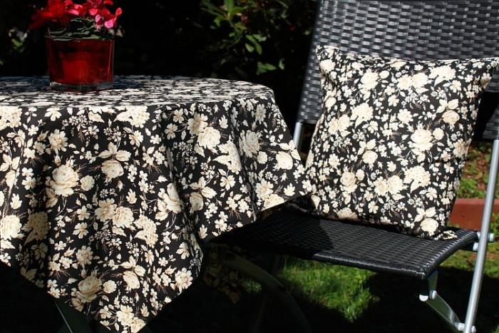 Toalha de mesa-mesa de jardim-combinando-fronha-casca-de-ovo-florzinha-fundo-preto
