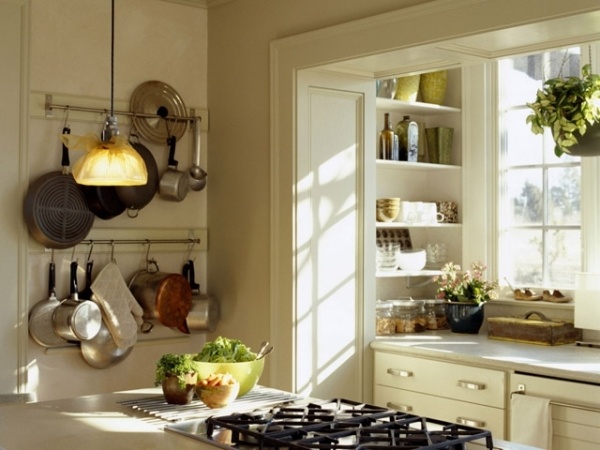 decoração de cestos pendurados na cozinha com flores cortadas