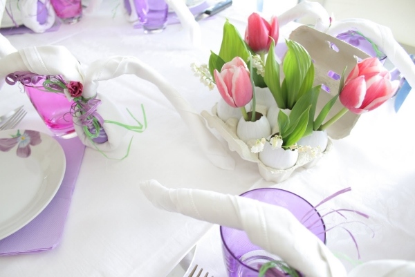 Faça você mesmo a decoração da mesa Coloque flores cortadas em cascas de ovo