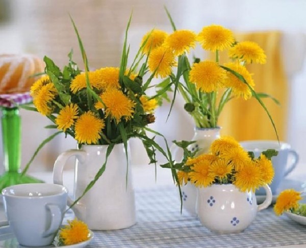 decoração de primavera em estilo country - vasos de cerâmica branca - buquê amarelo
