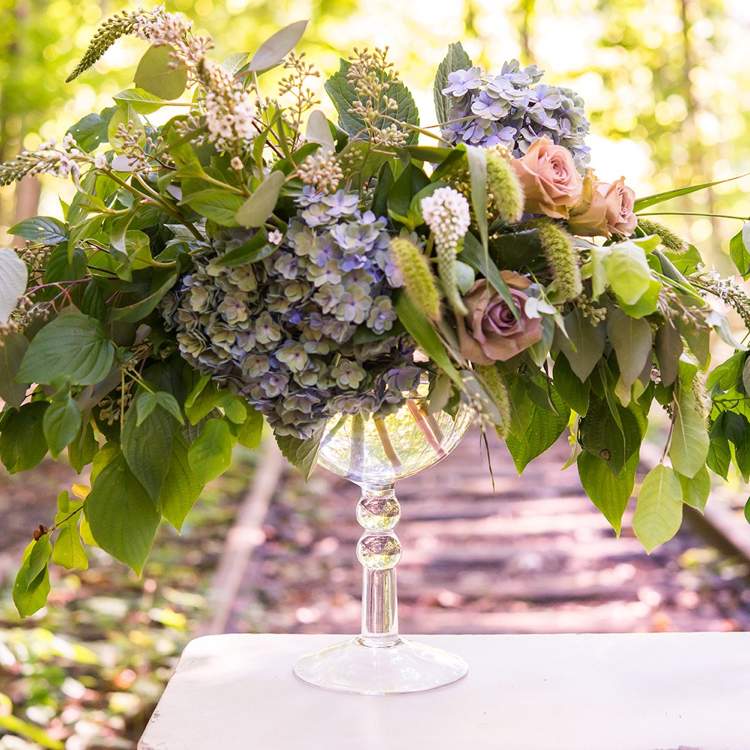 decore o vidro grande com flores da primavera, hortênsias, rosas e cacho de uvas