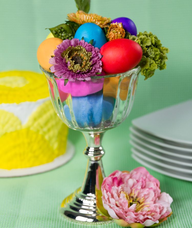 decore o vidro grande com ovos de Páscoa e flores frescas