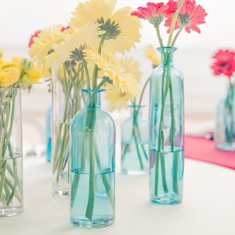 vaso de vidro alto em azul com narcisos para decorar ideias