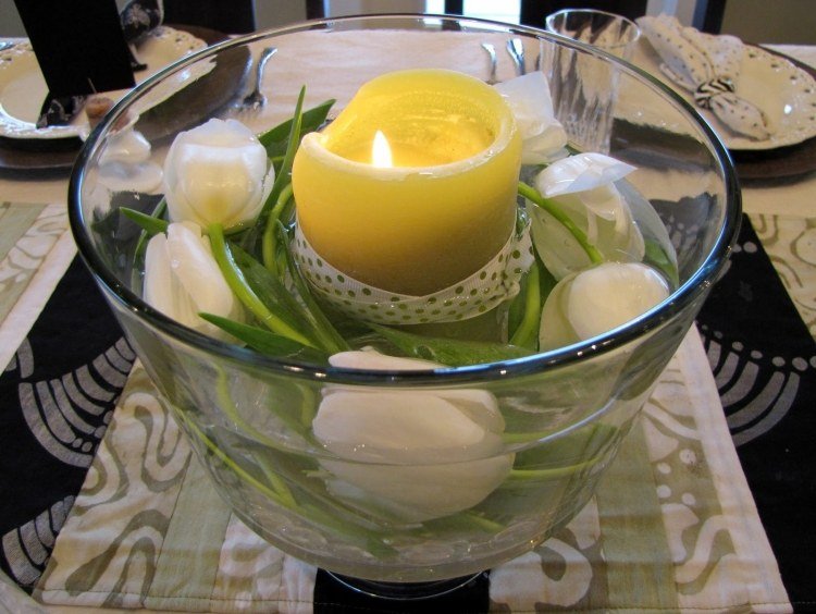 Decoração de primavera em um vidro de ideias-mesa-decoração-tigela-pilar-amarelo-vela-tulipas brancas