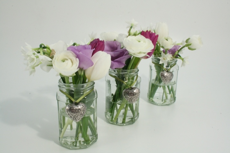 spring-decoration-glass-ideas-mason-jar-ranunculus-tulips-heart-pendants