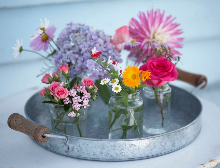 Decoração de primavera em um charme de casa de campo-casa-de-campo de vidro com ideias-flores-redondas-de-metal