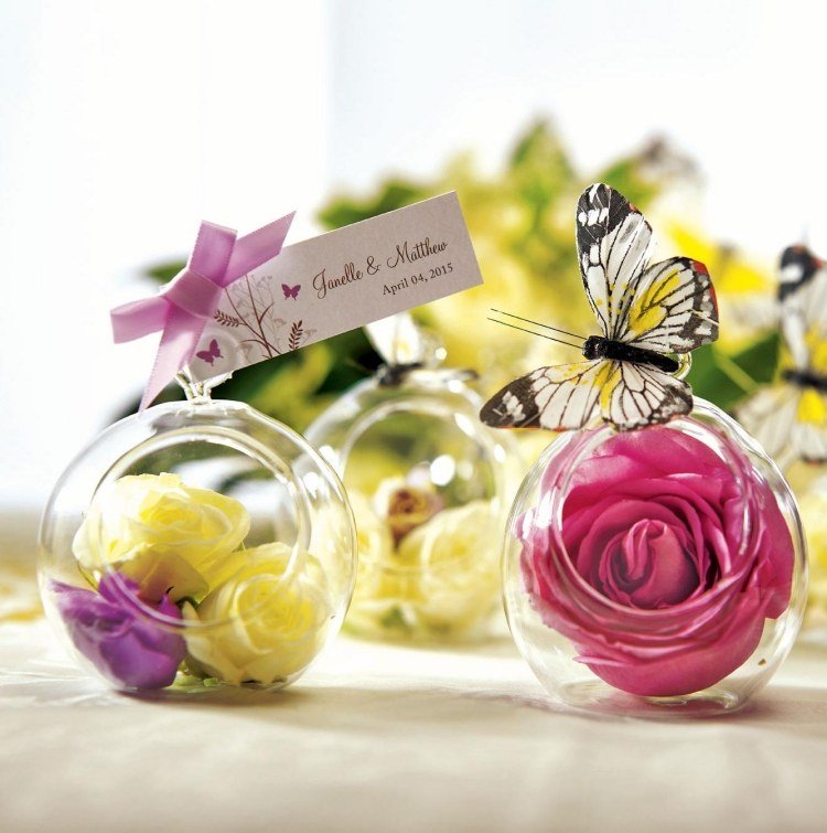 Decoração de primavera no vidro - idéias-flores rosas-bolas de vidro-borboletas