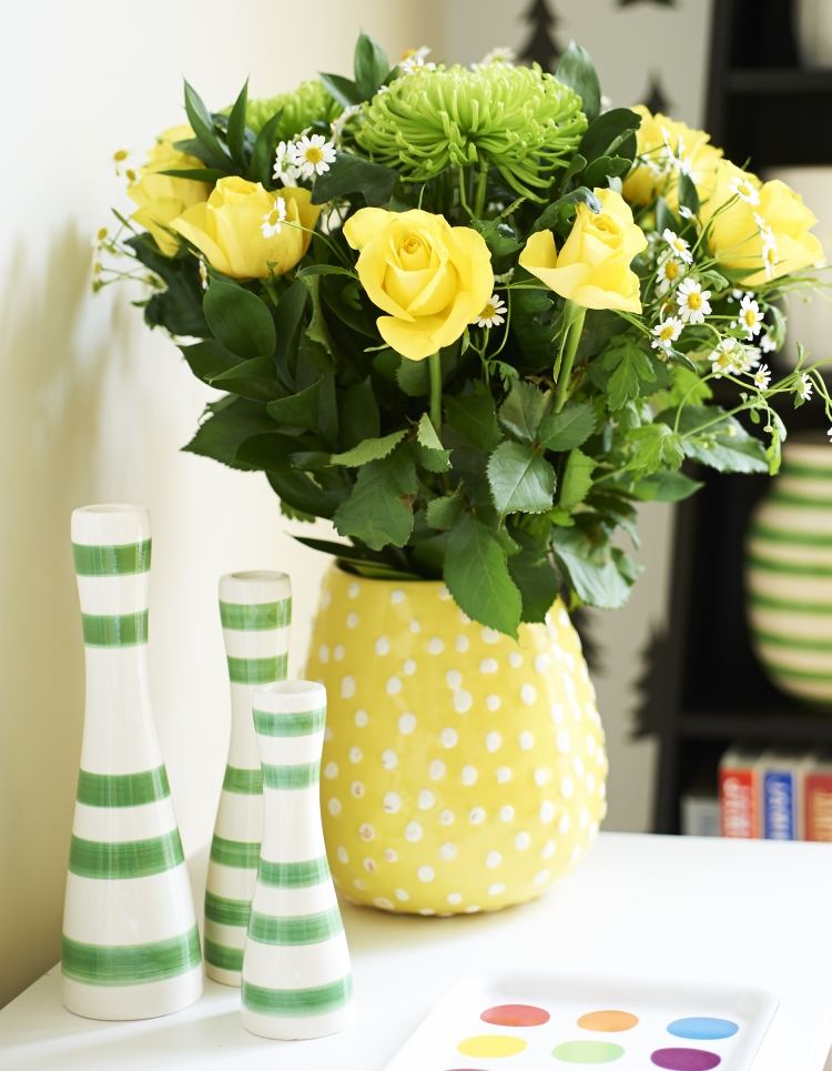 spring-decoration-glass-ideas-yellow-roses-kamomille