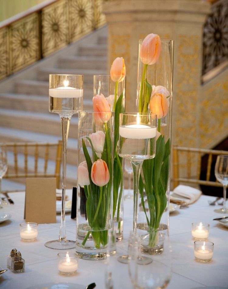 Decoração de primavera em vasos de vidro com ideias-mesa-decoração-pêssego-tulipas-altas