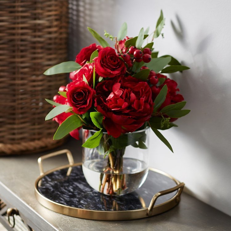 grande jarra decorar rosas e peônias e frutas se combinam no buquê vermelho
