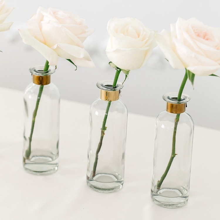 vaso de vidro alto para decorar a ideia de rosas como solistas
