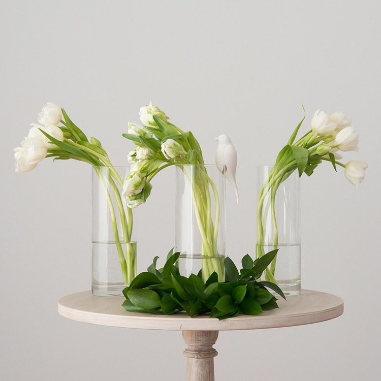 vasos de vidro altos decoram decorações de primavera com tulipas brancas