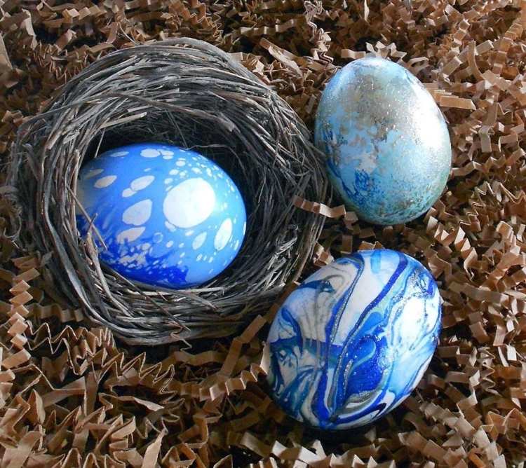 Ideia para ovos de Páscoa-efeito de mármore-azul-branco-ninho-decoração-funileiro