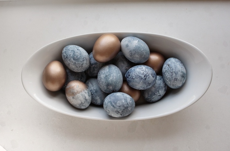 Ideia para ovos de Páscoa-efeito de mármore-azul-branco-bronze-minimalista-simples