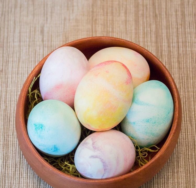 ideias-ovos-de-páscoa-mármore-efeito-luz-cores pastel-delicada-concha-decoração