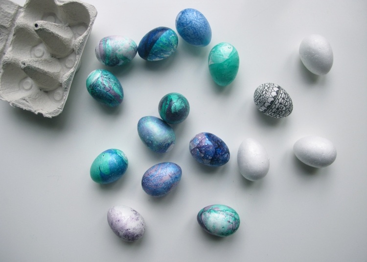 Ideia para ovos de Páscoa-efeito de mármore-decoração-isopor-funileiro-azul-verde