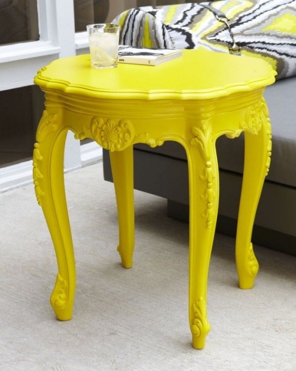 Novas ideias de renovação para móveis, pintura, efeito de cor, mesa lateral amarela
