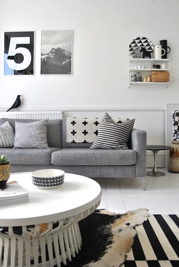 contrastar ideias de design de sala de estar com padrão de cores moderno