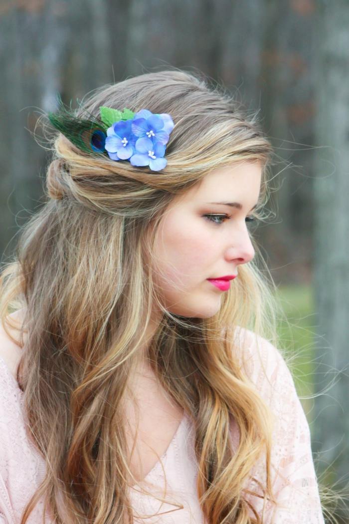 penteado meio aberto em ondas azuis com acessório de flores de primavera