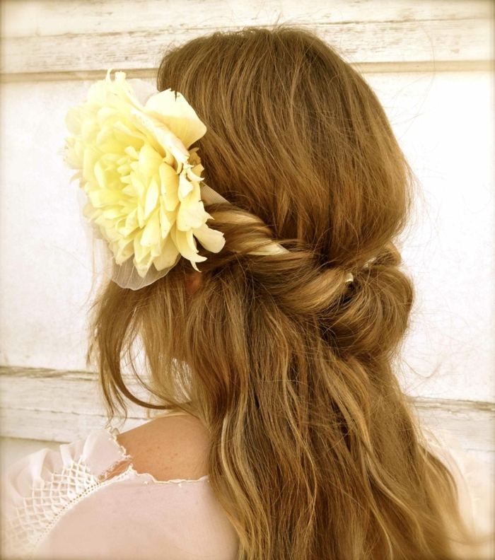 cabelo meio aberto penteado flor chique amarelo primavera