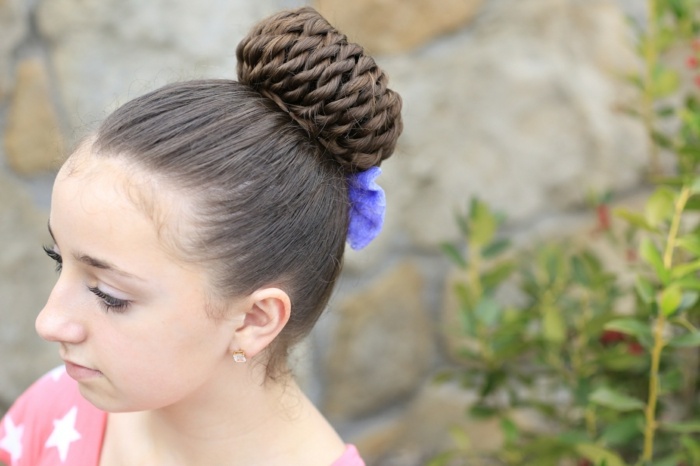 Penteado com coque na primavera elegante, acessório elegante lilás